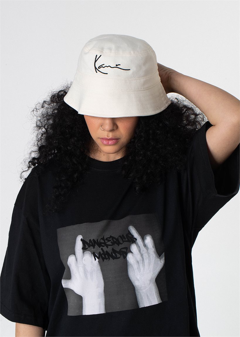 KARL KANI ESSKKMACC SIGNATURE BUCKET HAT OFF WHITE dangerousminds.gr